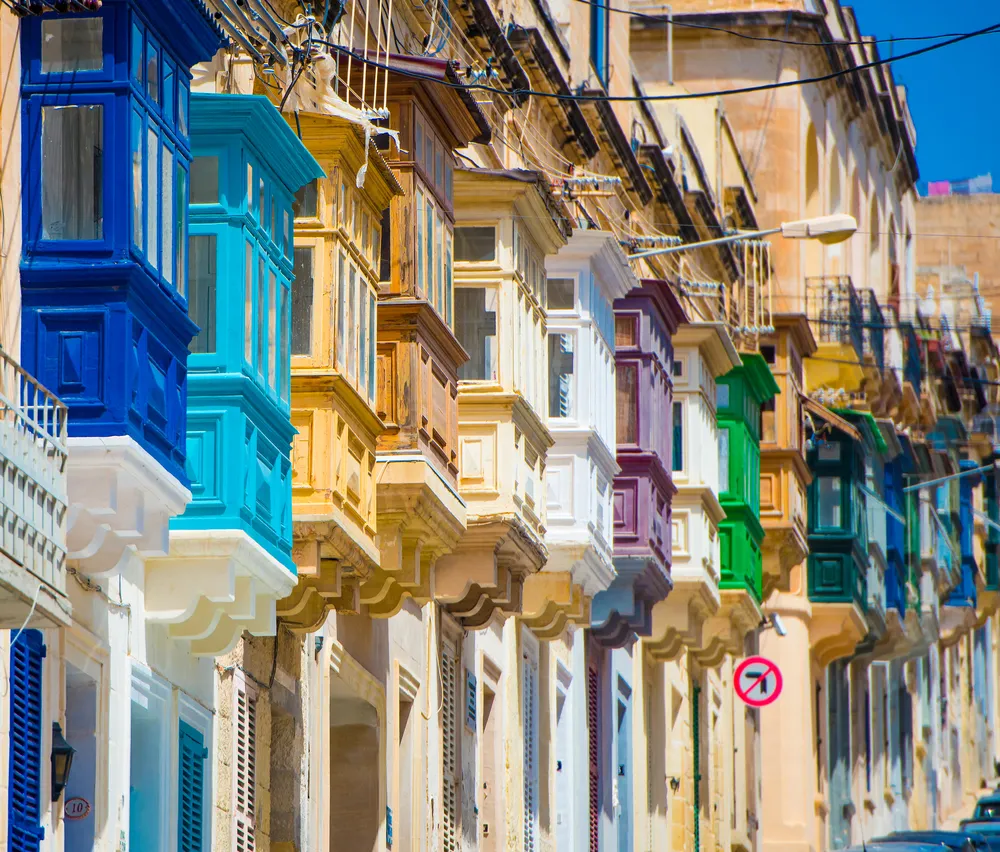 Una via di Valletta con balconi colorati in legno
