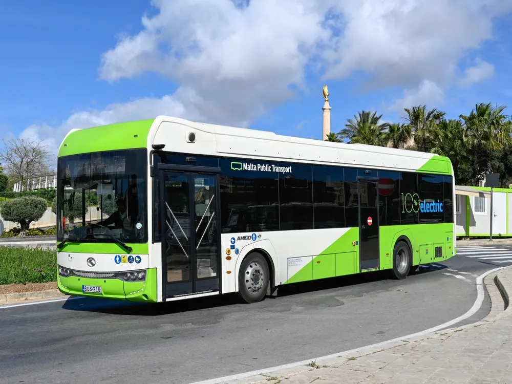 Un autobus elettrico verde e bianco di Malta Public Transport a Valletta